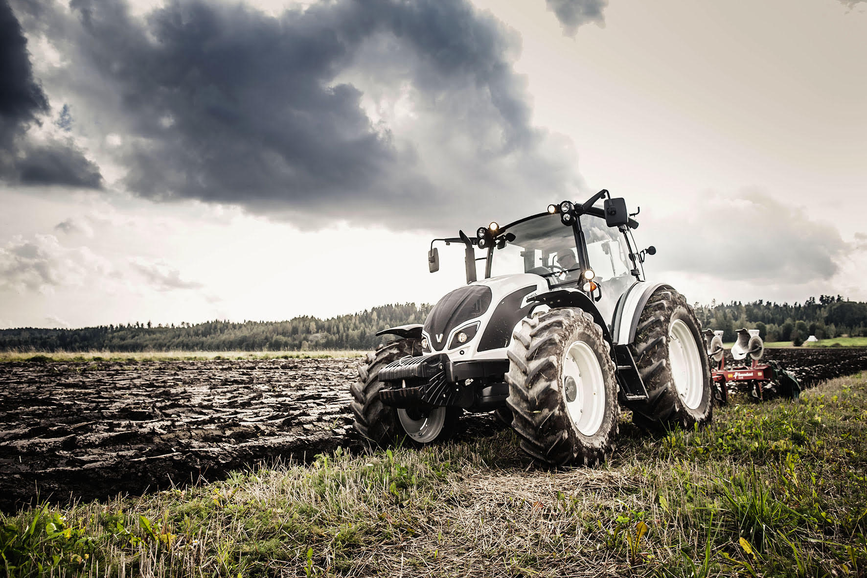 Покажите фото трактор. Трактор Valtra. Финляндия трактор Валтра. Valtra t 180. Valtra 407 5.