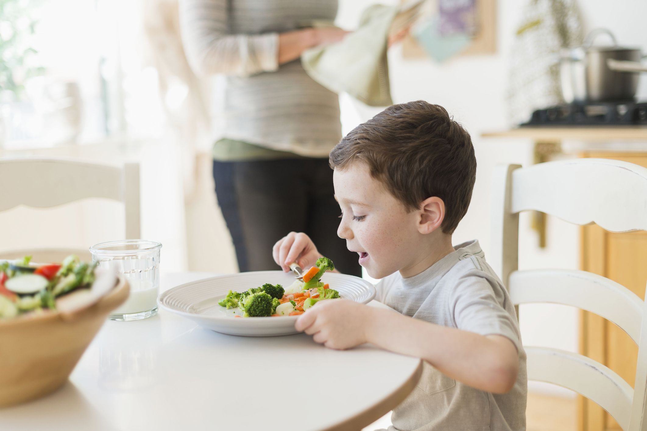 Who is eating an apple. Утешение едой. The child eats at the Table. Кичкинтой питание. Child have dinner.