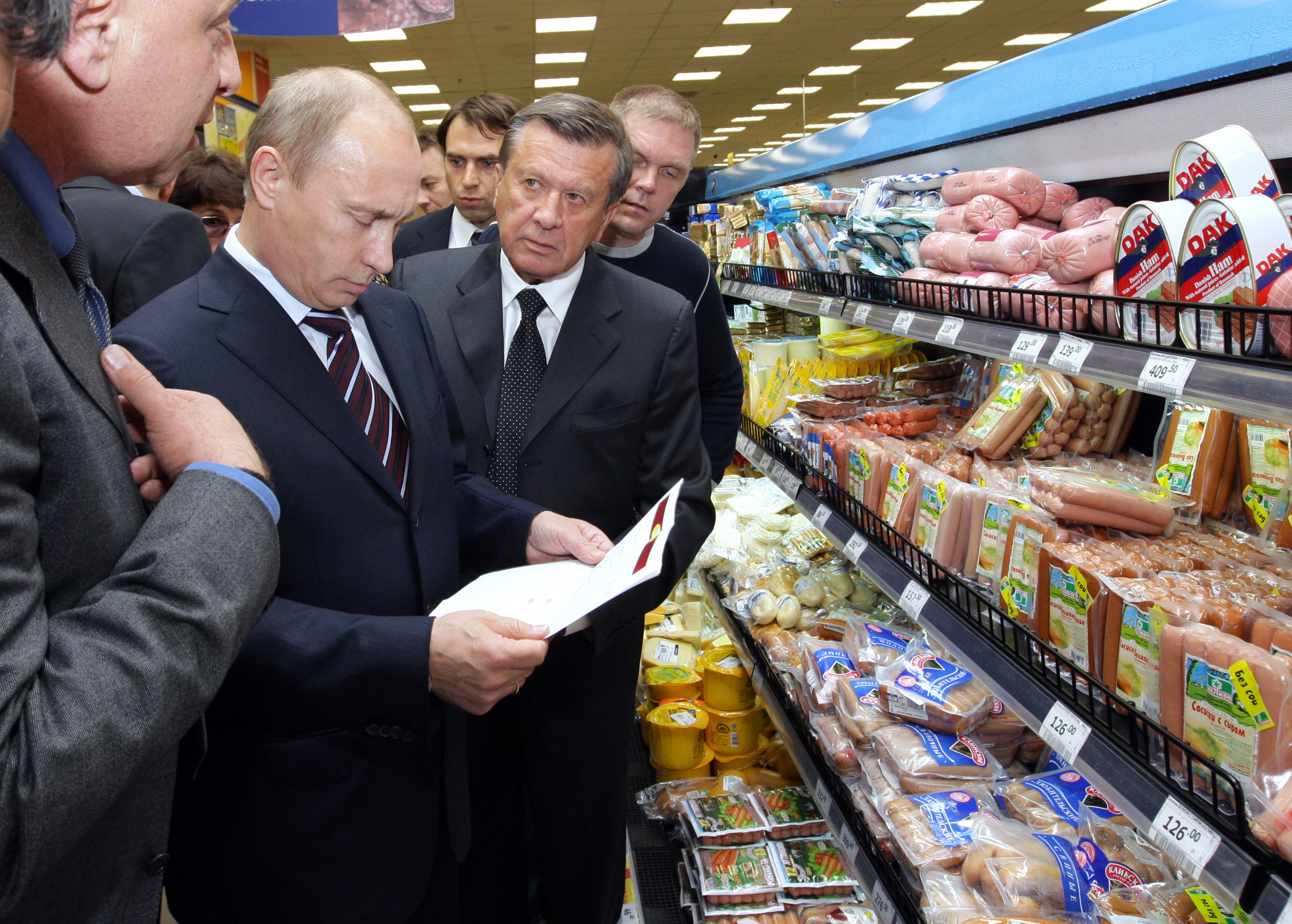 Мало продались. Путин в супермаркете. Путин в продуктовом магазине. Путин в магазине. Путин в магазине продуктов.